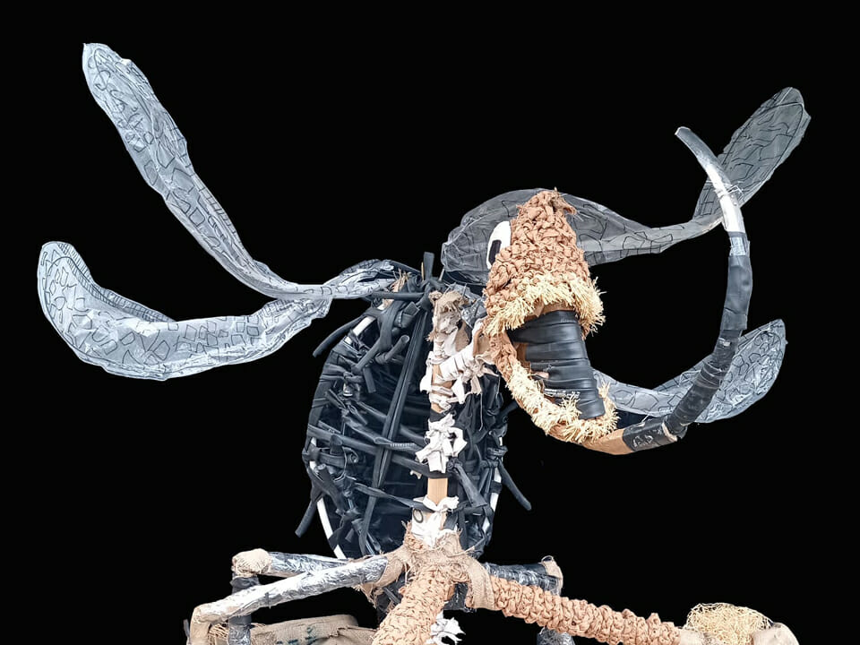 Sculpture d'un scarabée en divers matériaux