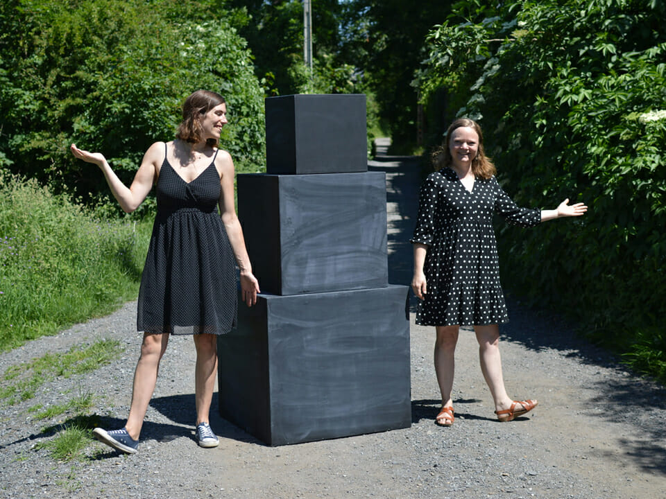 Deux dames jouent un spectacle avec des boite noires