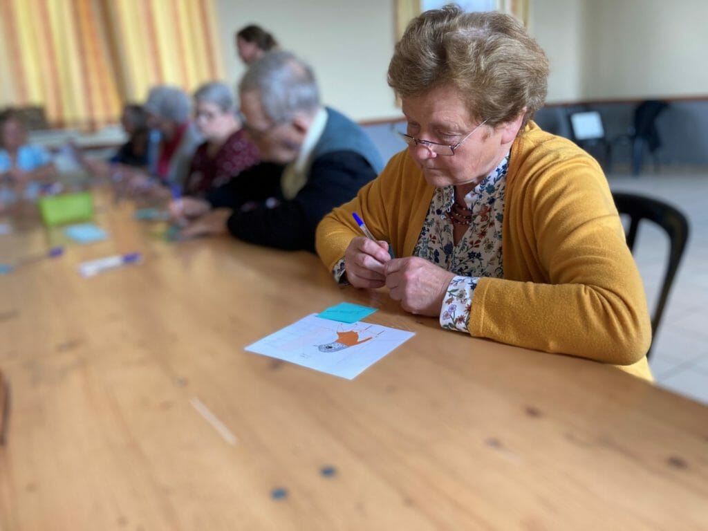 Un groupe de personnes âgées participe à un atelier dessin